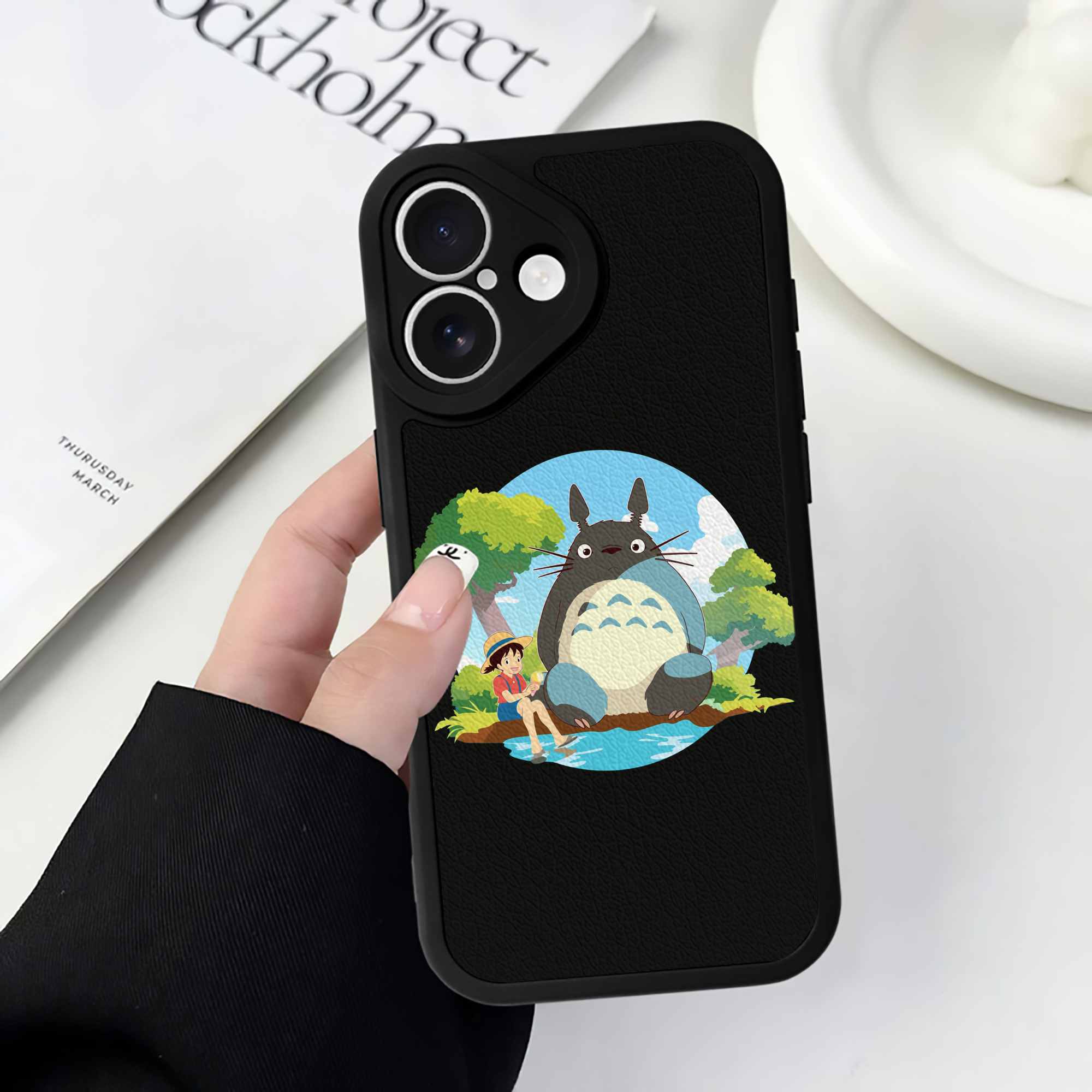 （画像用） となりのトトロ 草壁メイ 草壁サツキ My Neighbor Totoro Satsuki Kusakabe Mei Kusakabe 【iPhone 16シリーズ対応】シリコンスマホケース（レザー調） 材質：シリコン